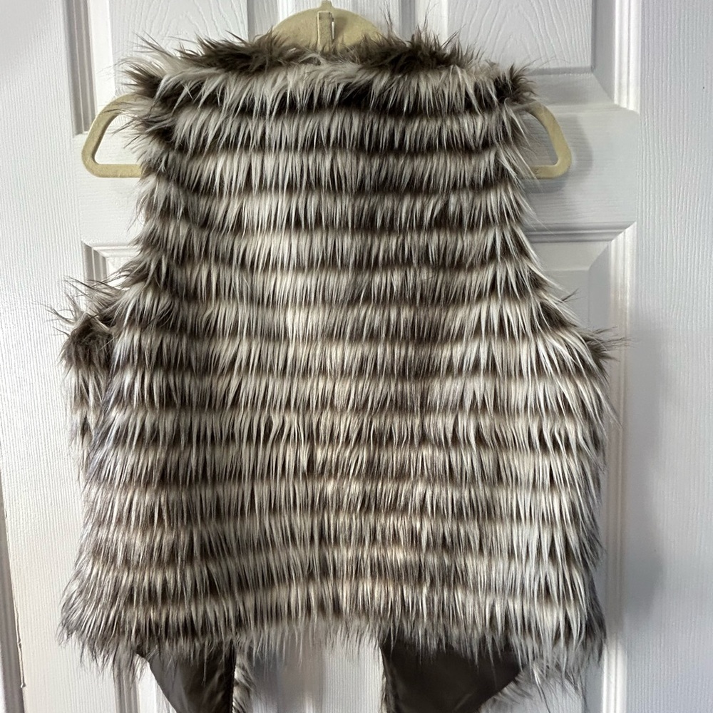 Ariat Faux Fur Vest in Cream and Brown size small - Picture 3 of 5